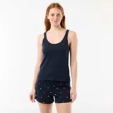 Pijama corto de dos piezas en color azul marino, compuesto por una musculosa lisa con un pequeño corazón rojo bordado en el pecho y un short con estampado de corazones blancos y elástico en la cintura.