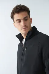 Campera negra tejida bondeada para hombre, con fit regular, logo estampado, cremallera entera y bolsillos con cierre.