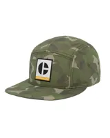Gorro tipo gorra de béisbol con visera plana, estampado de camuflaje en tonos verdes y logo de la marca Caterpillar en un parche rectangular frontal.