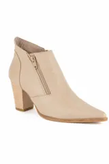 Botín de cuero liso color natural con punta fina, taco alto y grueso con efecto madera, y diseño de doble cierre lateral.