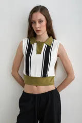 Chaleco tejido de algodón con diseño de rayas verticales blancas y negras, con cuello tipo polo, solapa y cintura ancha en color verde militar.