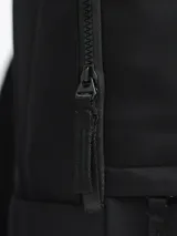 Mochila negra con dos compartimentos con cierre, asa de mano y tirantes acolchados ajustables. Logo de la marca en la parte inferior.