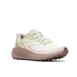 Championes de running Merrell modelo Morphlite, diseñados para terrenos mixtos de carretera y montaña. Presentan un diseño en tonos beige y rosado con detalles en amarillo neón, entresuela de espuma FloatPro para mayor amortiguación y suela de goma adherente con tacos para tracción.