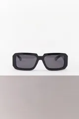 Lentes de sol negros con marco rectangular grueso y logo LMT en la patilla.