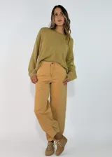 Pantalón de gabardina color mostaza, de corte recto y holgado, con cierre frontal de botón y bolsillos laterales.