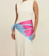 Pañuelo cuadrado de satén con estampado abstracto en tonos azul claro, fucsia y naranja.