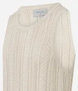 Musculosa masculina color blanco hueso, con cuello redondo y diseño texturizado de efecto ganchillo.