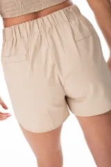 Short pollera color beige con cierre cruzado con botones.