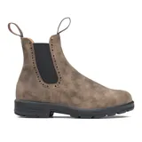 Botas Chelsea Blundstone color marrón rústico con laterales elásticos negros y detalle de perforaciones decorativas.