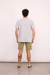 Remera blanca de manga corta con cuello redondo y un pequeño logo estampado en el pecho.