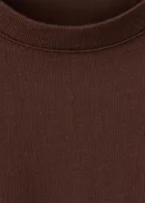 Camiseta marrón de corte recto, con cuello redondo, hombreras y diseño de manga corta.