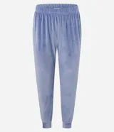 Pijama largo de dos piezas confeccionado en plush, compuesto por una blusa de manga larga con cuello redondo y un pantalón con cintura elástica y puños ajustados en los tobillos.