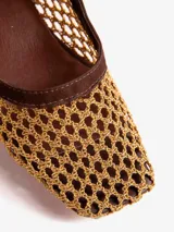Zapatos Mary Jane de punta cuadrada confeccionados en rafia y cuero nobuck negro, con tira ajustable con hebilla en el empeine y taco plano bajo.