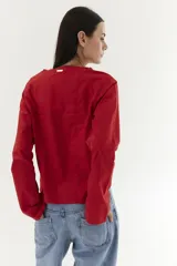 Blusa negra de algodón con mangas largas oxford y detalle de acordonado en la delantera.