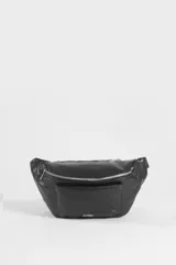 Riñonera de cuero sintético negro con doble bolsillo y cierres metálicos plateados en contraste.