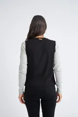 Remera de manga larga con diseño color block, combinando panel frontal en color lila, mangas en gris melange y espalda en negro. Presenta cuello redondo y costuras a la vista.