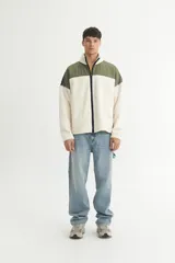 Campera con cierre frontal, confeccionada en sherpa doble faz combinada con nylon de alta calidad. Tiene bolsillos laterales con detalle de cinta y cierres engomados.