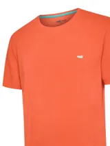 Remera de jersey de algodón orgánico, color naranja, de manga corta, cuello redondo y calce regular. Cuenta con un pequeño parche bordado del logo en el pecho en contraste.
