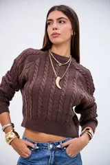 Sweater de punto color marrón chocolate, con diseño de trenzas verticales, cuello redondo y corte cropped.