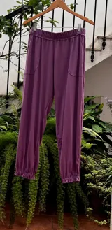 Pantalón tipo babucha color camel, con cintura y puños elastizados, bolsillos delanteros y confeccionado en 100% algodón.