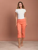 Pantalón capri blanco de gabardina elastizada. Pretina ancha elastizada, delantera con bolsillos simulados y trasera con bolsillos aplicados.