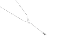 Collar estilo corbatero (lariat) de acero plateado, con cadena tipo serpiente y dos terminales en forma de gota alargada.