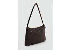 Bolso de mano tipo baguette, color negro brillante con acabado de pedrería de aluminio, asa corta fina y cierre superior de cremallera.