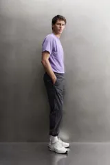 Pantalón slim fit Zara Athleticz de tejido técnico ligero y elástico en color negro, con cintura elástica ajustable, bolsillos con cremallera y bajos con elástico.