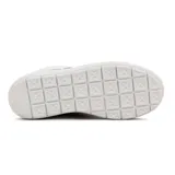 Bota de caña alta tipo sneaker, color blanco, con cordones blancos y logo lateral en forma de flecha en color negro. Suela gruesa y texturizada de goma blanca.