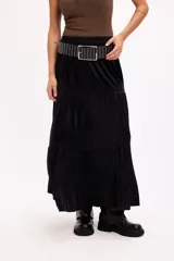 Cinto de cuero sintético negro con diseño de tachas metálicas plateadas y hebilla rectangular grande.