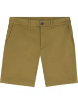 Short chino de corte slim en color verde oliva, confeccionado en sarga de algodón con elastano. Presenta cierre con botón y cremallera, y bolsillos laterales.