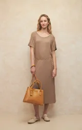 Vestido largo de punto color lila, con cuello bote y mangas cortas.