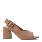Sandalias de cuero color tostado con punta abierta, taco block y tira trasera ajustable con hebilla cuadrada grande.