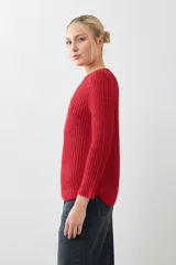 Sweater tejido de punto color rojo con cuello redondo y ruedo curvo.