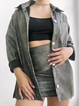 Sobrecamisa gris de estilo vintage con botones grandes y cuello camisero.