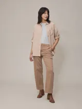 Pantalón cargo color beige de denim, con corte recto y bolsillos laterales con solapa.