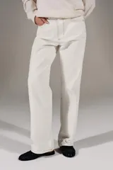 Jeans de tiro alto y corte recto de pernera larga, con diseño clásico de cinco bolsillos y costuras en contraste. Cierre frontal con cremallera y botón metálico.