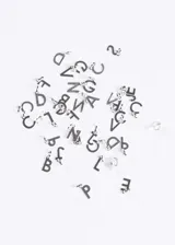 Collar plateado con cadena forcé y dije con la letra A.