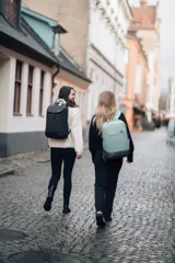 Mochila Thule Lithos de 20 litros, con diseño de dos tonos en color verde agua y azul oscuro. Cuenta con compartimento acolchado para laptop, bolsillos laterales para botellas, panel organizador frontal y correas ajustables.