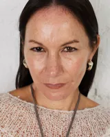 Aros tipo argollas de diseño artesanal con acabado texturizado y forma irregular. Fabricados en bronce y alpaca, con pernos y cierres de plata 925.