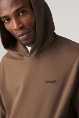 Buzo hoodie marrón de Levi's con logo bordado en el pecho y bolsillo tipo canguro.