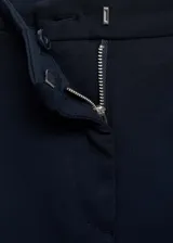 Pantalón de corte skinny y tiro medio, con diseño crop. Cuenta con dos bolsillos laterales, dos bolsillos de ribete en la parte posterior y cierre oculto de botón, gancho y cremallera. Confeccionado en tejido elástico de alta comodidad.