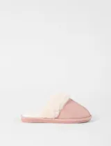 Pantufla de diseño abierto con exterior de material sintético tipo gamuza en color rosado y forro interior de piel sintética en color crema. Cuenta con suela plana de goma.
