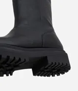 Bota de caa alta marca Satinato, color negro, confeccionada en PU con suela track tractorada y puntera redonda.