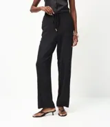 Pantalón de corte recto confeccionado en tejido airflow de poliéster. Presenta cintura elástica con cinturón del mismo tejido para lazo frontal y una caída fluida.