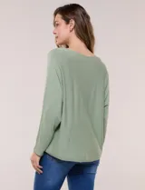 Buzo tejido liviano de calce holgado color celeste, con escote bote y mangas tipo dolman.