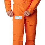 Enterito de esquí Columbia edición especial Star Wars, color naranja, con diseño inspirado en el traje de vuelo de Luke Skywalker. Cuenta con múltiples bolsillos cargo, cierre frontal, cuello alto y tecnología impermeable y térmica.