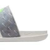 Sandalias Nike Duo SE blancas con doble tira superior gris estampada con logos de Nike y letras Nike en verde.