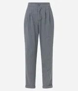 Pantalón jogger de poliéster, viscosa y elastano, con cintura de sastrería, cierre con botón y cremallera, pliegues delanteros, bajo plegado y estampa de raya de tiza.