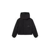 Campera puffer de Eme Studios modelo Gift Ripstop, color negro, con diseño acolchado, capucha alta integrada y cierre frontal oculto. Presenta bolsillos laterales discretos y detalle de logo estampado en el pecho.